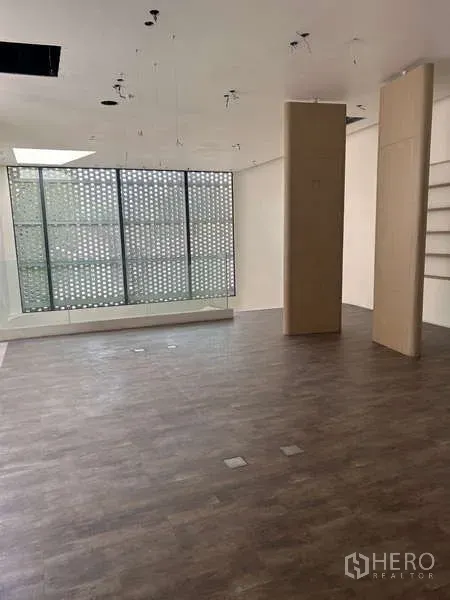 独立商业地产 出租在Khlong Toei, Bangkok - 开放式展厅，木地板与大面积格栅窗，引入充足采光。