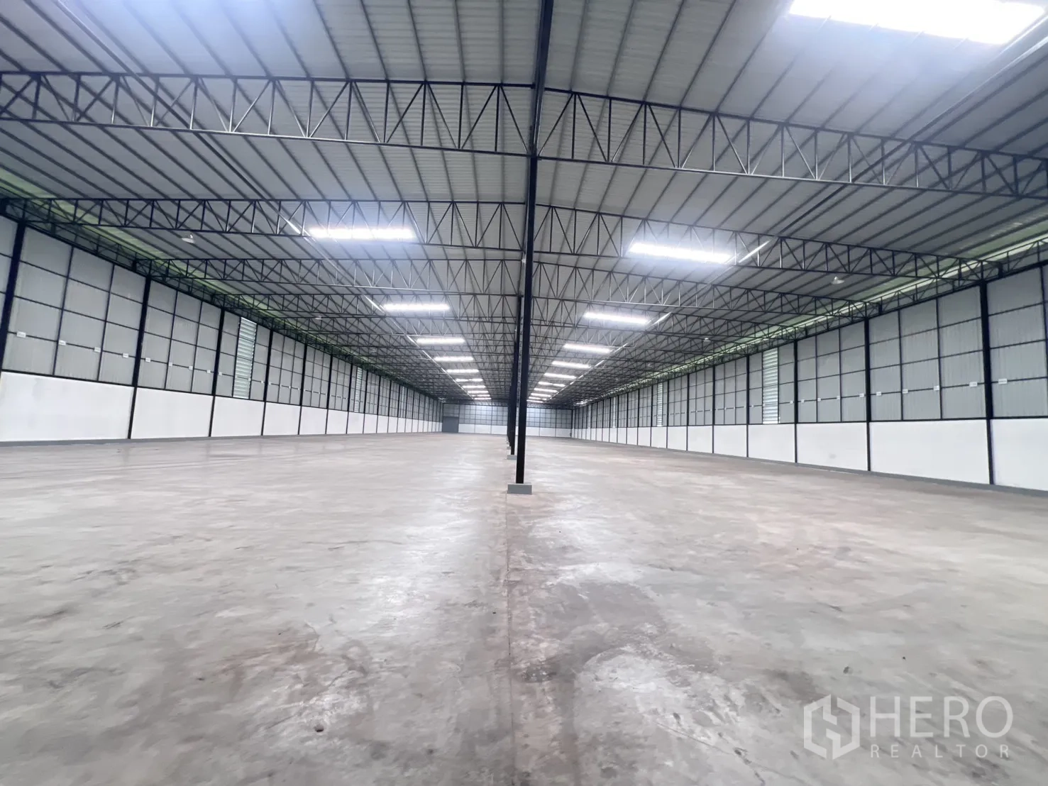 Warehouse for rent in Mueang Samut Sakhon, Samut Sakhon - Long central aisle across the storage hall emphasizing depth and clear span.
