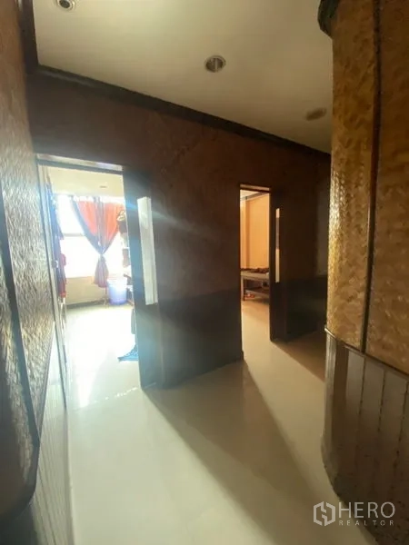 สำนักงาน ให้เช่าในKhlong Toei, Bangkok - โถงทางเดินสว่าง มีหลายประตูเข้าสู่ห้องต่างๆ และแสงธรรมชาติปลายทางเดิน