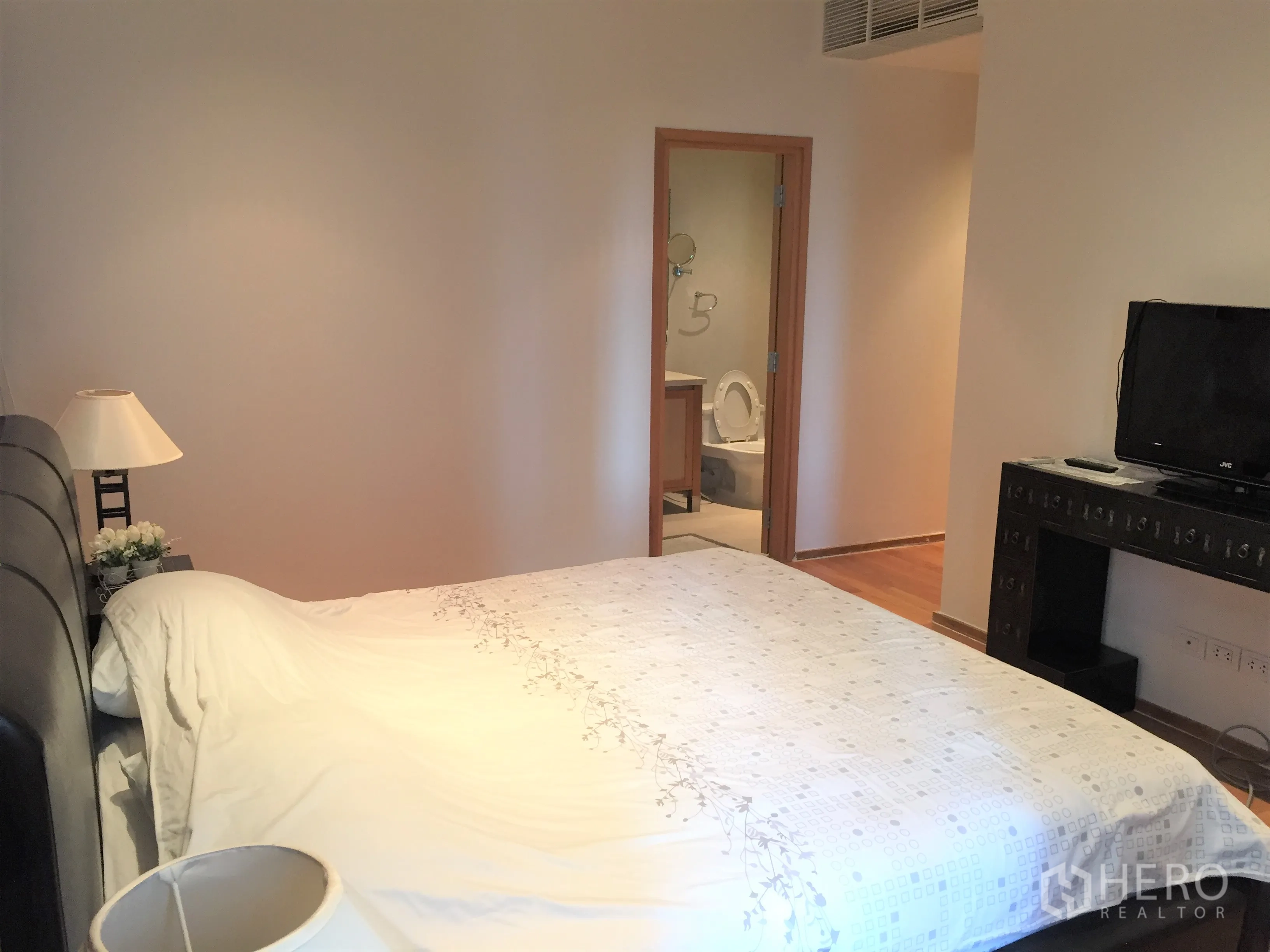 คอนโด ให้เช่าในKhlong Toei, Bangkok - ห้องนอนอบอุ่น พร้อมตู้ทีวีและทางเข้าห้องน้ำในตัว