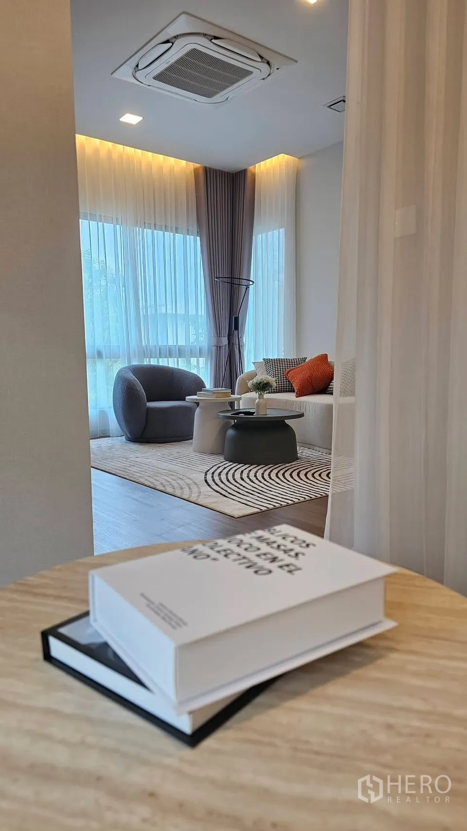 บ้านเดี่ยว for rent in Bang Phli, Samut Prakan - โซนนั่งเล่นผ้าม่านโปร่งเต็มความสูง เก้าอี้ทรงกลมและโซฟา มองจากโถงทางเดิน.