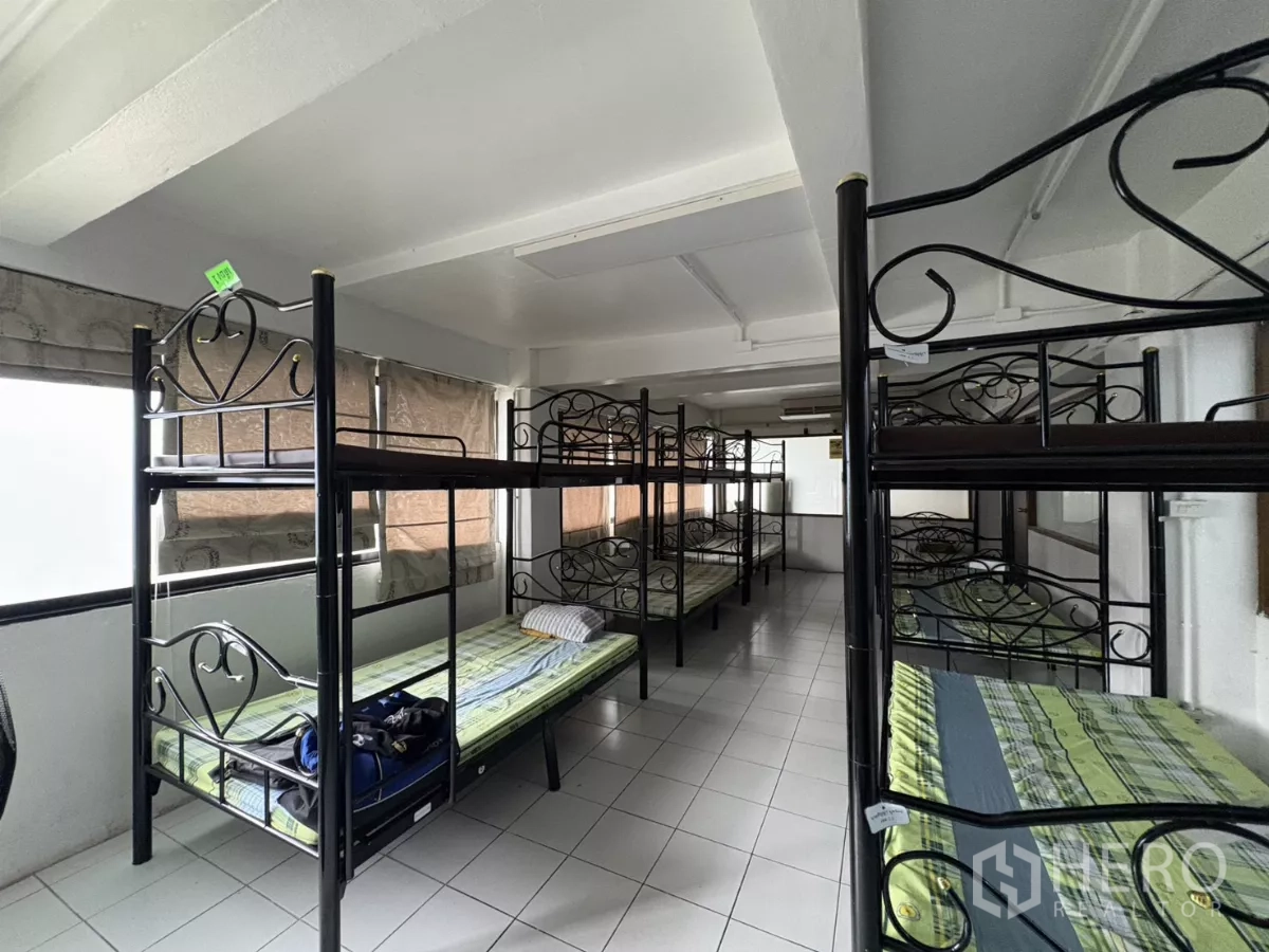 办公空间 出租在Watthana, Bangkok - 宿舍式房间，多组金属双层床与瓷砖地面。