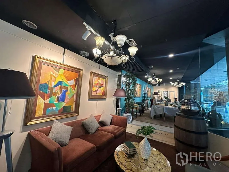零售空间 出租 - 临街玻璃展示区，配吊灯、艺术画作与沙发休闲区