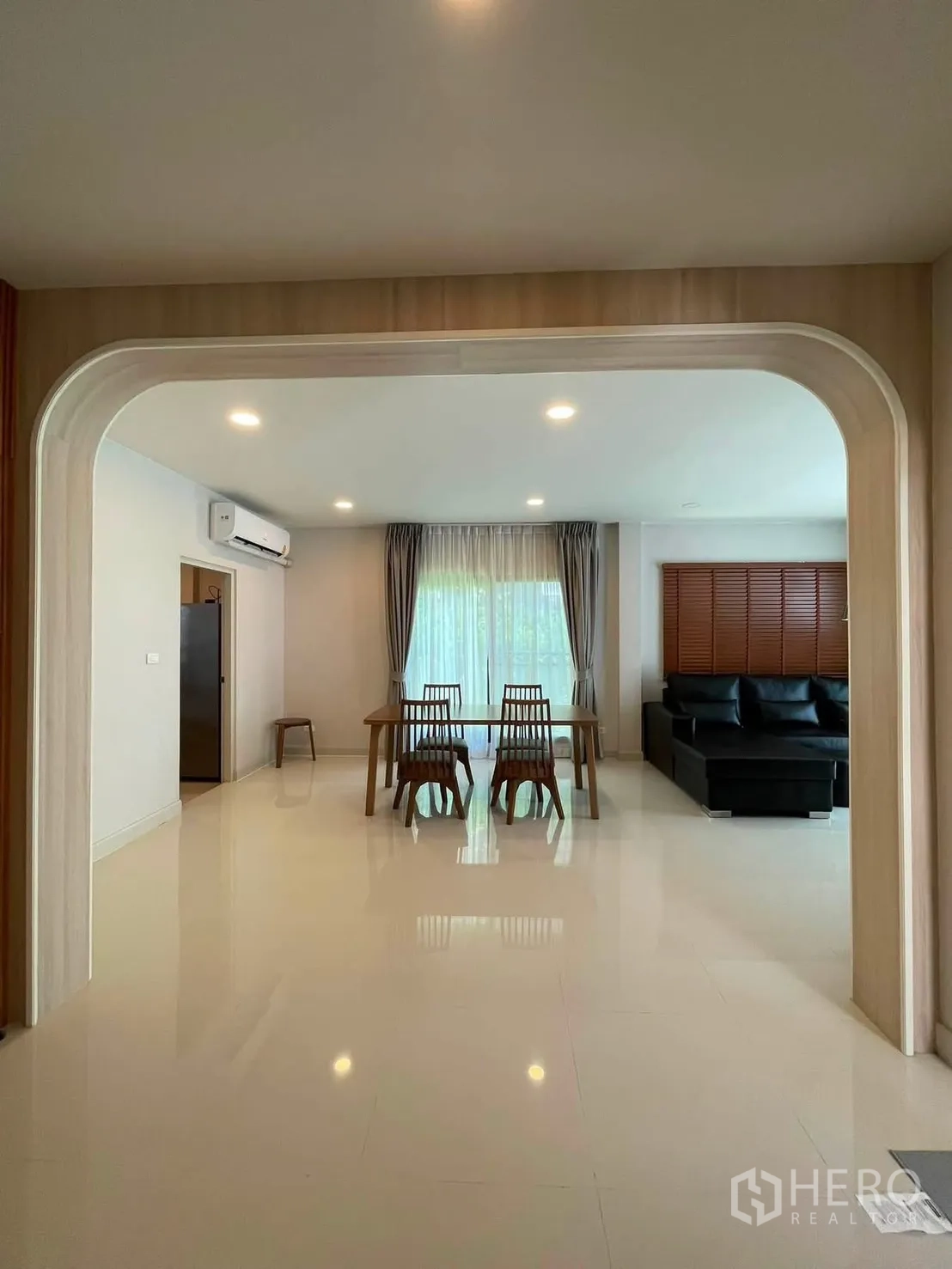 独栋房屋 for rent in Bang Phli, Samut Prakan - 开放式客餐厅，木质餐桌椅、壁挂空调、筒灯与大窗帘窗。