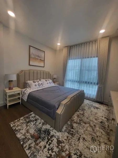 บ้าน ให้เช่าในSaphan Sung, Bangkok - ห้องนอนแขก เตียงบุหนัง พรมผืนใหญ่และม่านโปร่ง