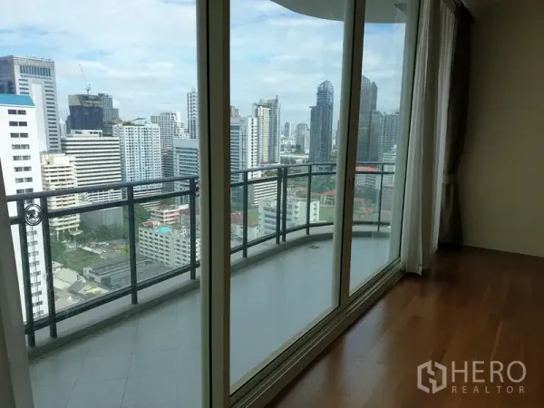 公寓 出租在Watthana, Bangkok - 推拉落地门通向私人大阳台，高楼层俯瞰曼谷天际线。