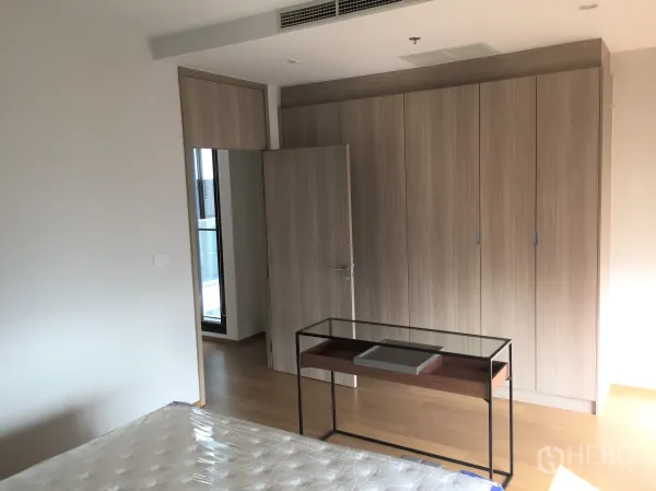 คอนโด ให้เช่าในPathum Wan, Bangkok - ห้องนอนสว่าง ตู้เสื้อผ้าบิวท์อินขนาดใหญ่ และประตูออกระเบียง