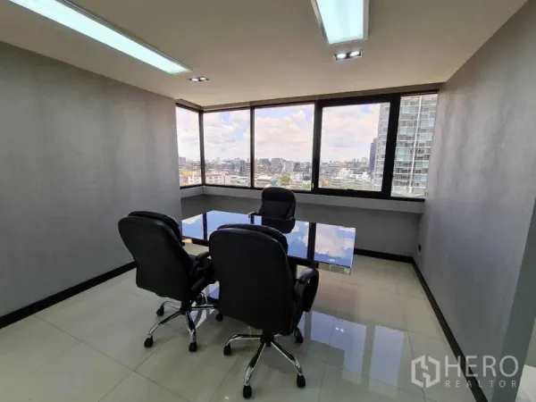 办公空间 出租 - 私密小会议室，转角全景窗俯瞰曼谷天际线。