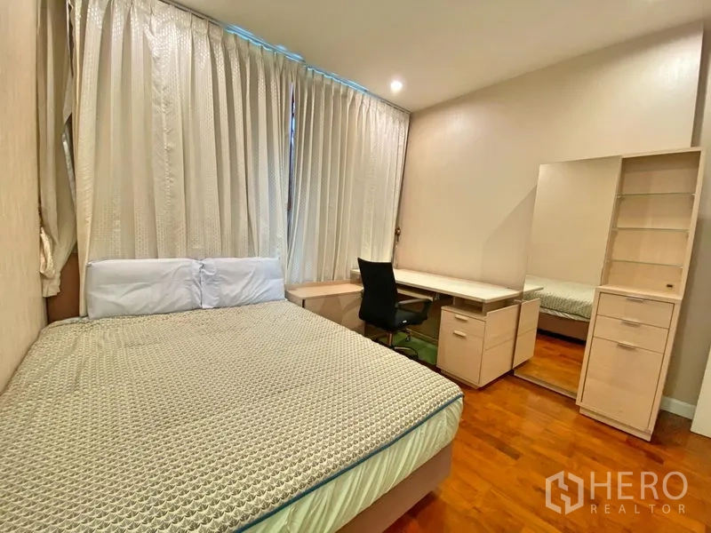 คอนโด ให้เช่าในKhlong Toei, Bangkok - ห้องนอนที่สอง พร้อมโต๊ะทำงาน ชั้นวางของ กระจกบานใหญ่ และผ้าม่าน