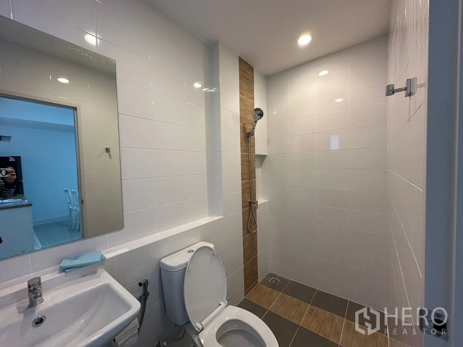 ทาวน์เฮาส์ for rent in Bang Phli, Samut Prakan - ห้องน้ำอีกห้อง มีฝักบัว กระจก อ่างล้างหน้า และโถสุขภัณฑ์ ผนังกระเบื้องสีขาว