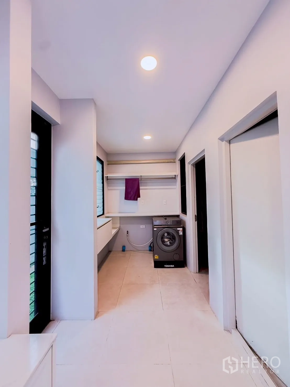 Detached House for rent in Saphan Sung, Bangkok - Laundry area with washer, shelving and exterior access.