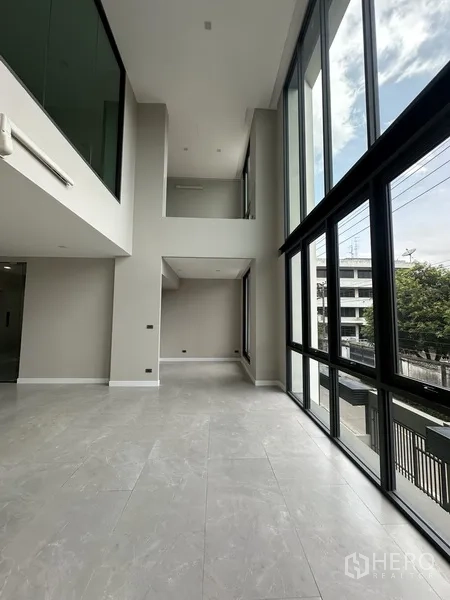 โฮมออฟฟิศ for rent or sale in Suan Luang, Bangkok - โถงเพดานสูงพร้อมหน้าต่างกระจกเต็มความสูงมองเห็นถนน