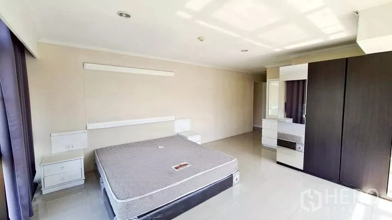 คอนโด ให้เช่าในWatthana, Bangkok - ห้องนอนสว่างพร้อมเตียงคู่ ตู้เสื้อผ้าบานกระจก และโต๊ะข้างเตียง