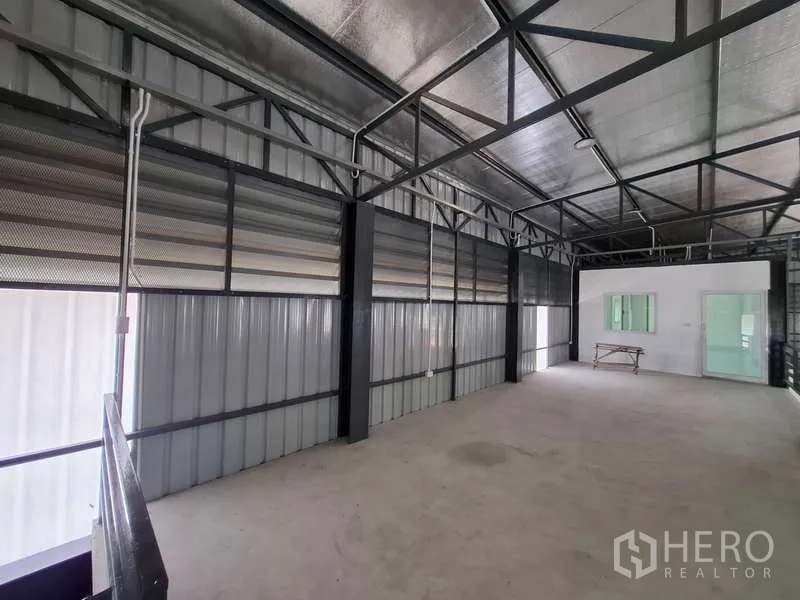 货栈 出租或出售在Bang Phli, Samut Prakan - 夹层储物区，金属墙面与外露管线