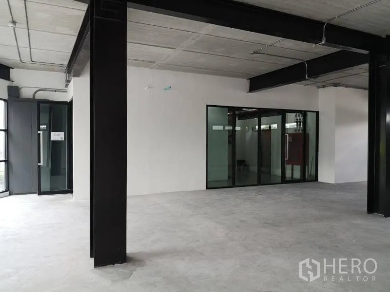 办公空间 出租在Chatuchak, Bangkok - 入口区域，设玻璃门与整面玻璃隔断。