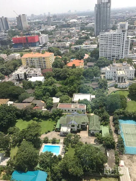 คอนโด ให้เช่าหรือขายในKhlong Toei, Bangkok - วิวชั้นสูงเหนือคลองเตย เห็นพื้นที่สีเขียว สระว่ายน้ำ คอร์ทเทนนิส และสกายไลน์กรุงเทพฯ