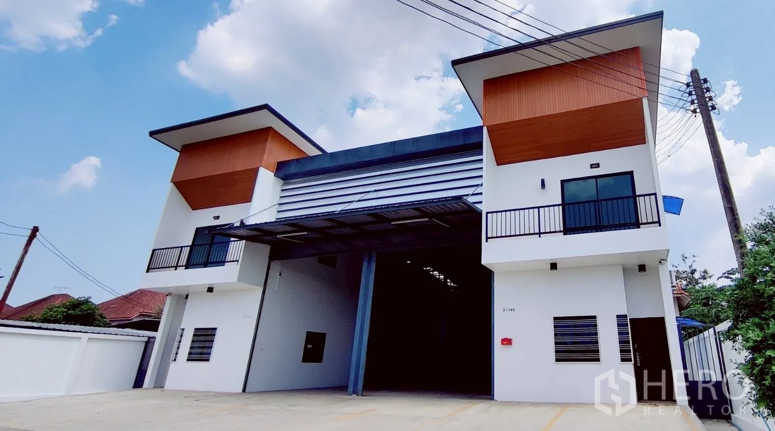 货栈 for rent in Lam Luk Ka, Pathum Thani - 现代双联仓库立面，带电动卷闸和楼上办公室，位于Lam Luk Ka。