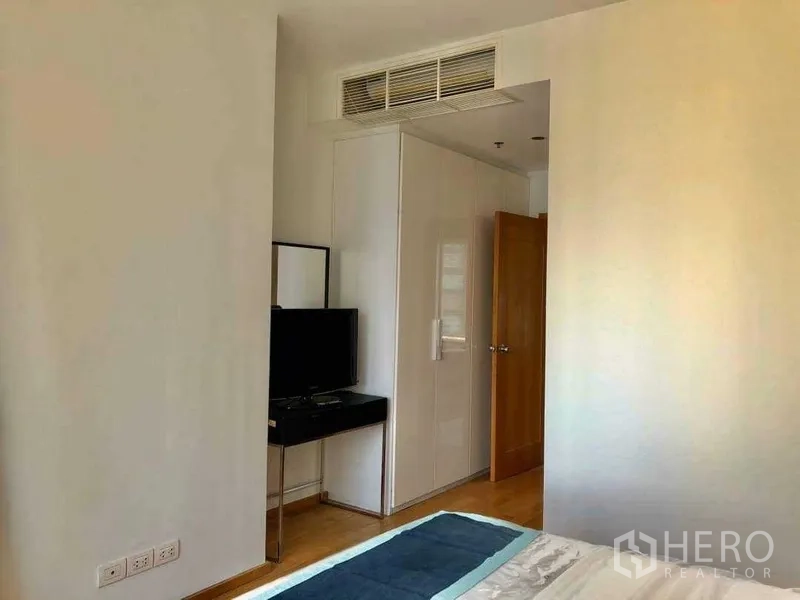 คอนโด ขายในKhlong Toei, Bangkok - มุมห้องนอนพร้อมตู้บิวท์อิน ทีวีติดผนัง และระบบแอร์