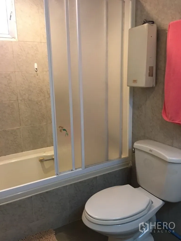 公寓 for rent in Watthana, Bangkok - 浴室配浴缸、推拉淋浴屏与马桶。