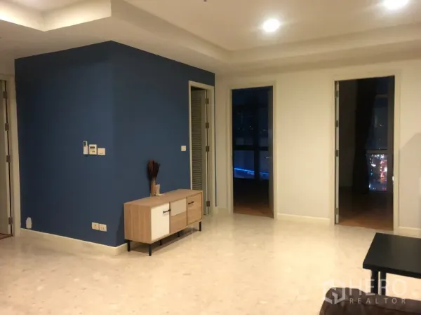 公寓 出售在Khlong Toei, Bangkok - 走廊与蓝色强调墙，矮柜及通往卧室的门