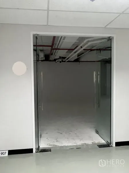 สำนักงาน ให้เช่า - ประตูกระจกบานคู่ทางเข้าเชื่อมจากโถงทางเดินสู่พื้นที่สำนักงาน