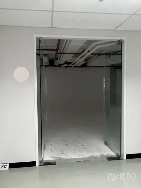 สำนักงาน ให้เช่า - ประตูกระจกบานคู่ทางเข้าเชื่อมจากโถงทางเดินสู่พื้นที่สำนักงาน
