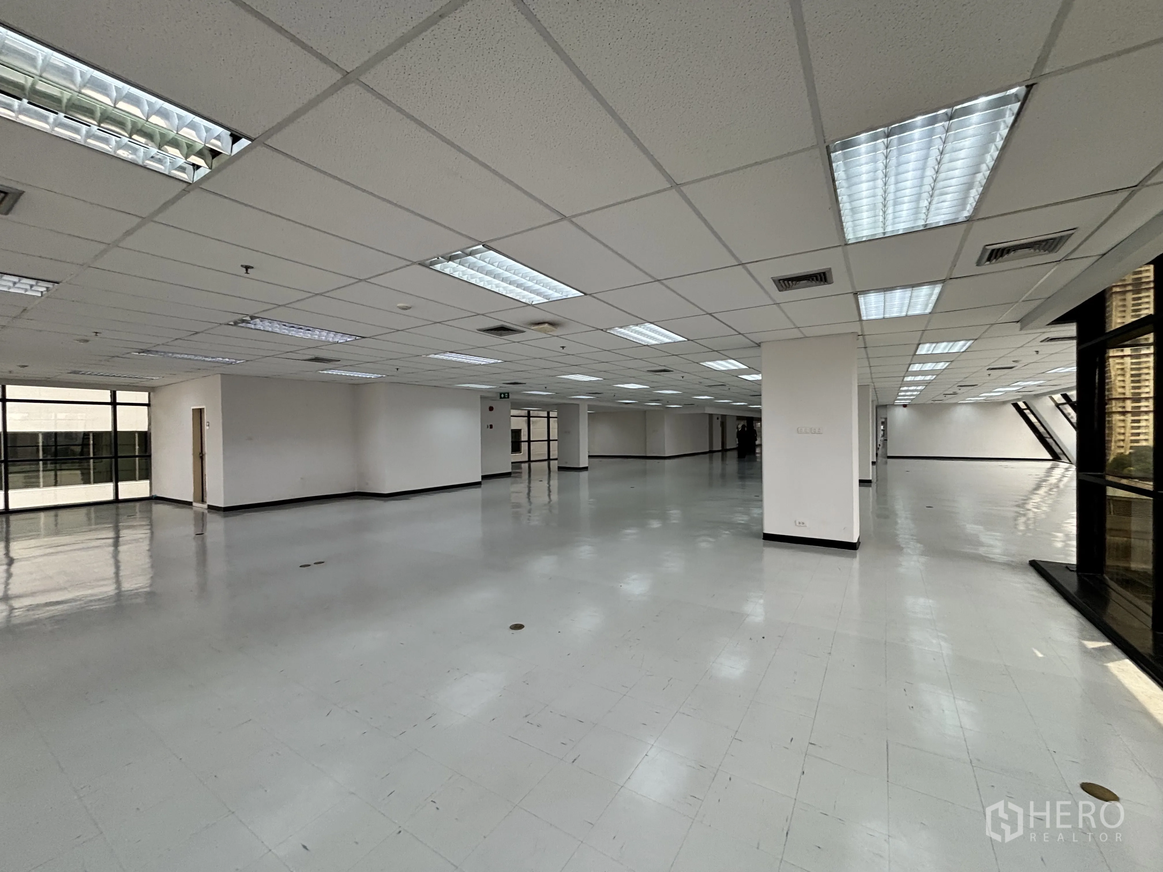 办公室 for rent in Ratchathewi, Bangkok - 临核心筒的开放办公区，亮面地坪与通高玻璃立面相连。
