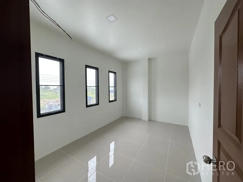 คลังสินค้า ให้เช่าในLam Luk Ka, Pathum Thani - ห้องสำนักงานชั้นบนสว่าง โปร่ง มีหน้าต่างสามบานและพื้นกระเบื้อง