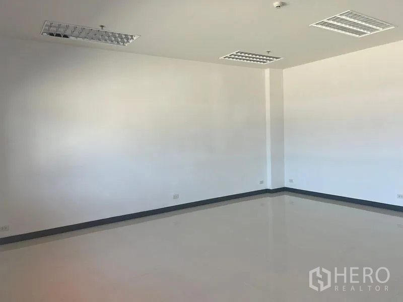 工厂 出租在Bang Pakong, Chachoengsao - 明亮办公室，白色墙面，瓷砖地面与嵌入式灯具。