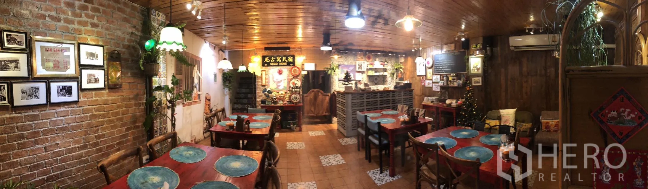 零售空间 for rent in Watthana, Bangkok - 复古风用餐区全景，木质天花与多盏吊灯。