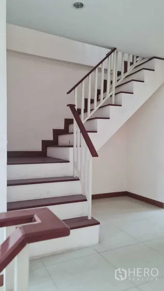 联排别墅 for 在Lam Luk Ka, Pathum Thani - 楼下转角楼梯，白色栏杆设计。