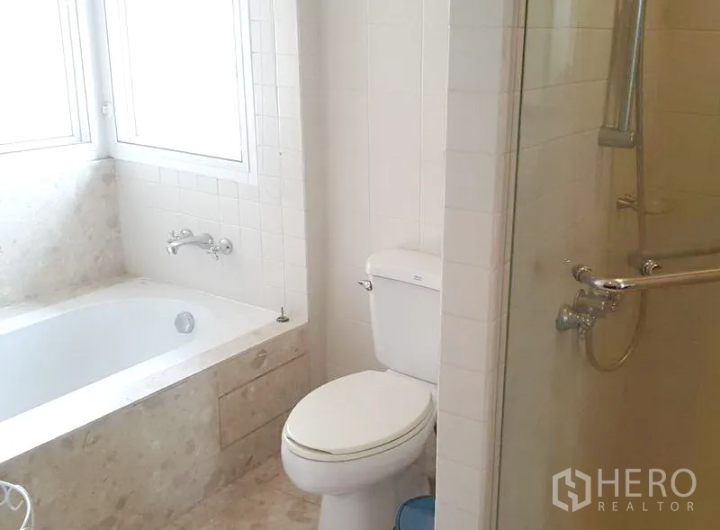 Detached House for rent in Wang Thonglang, Bangkok - Light bathroom with separate bathtub, toilet and shower enclosure.
