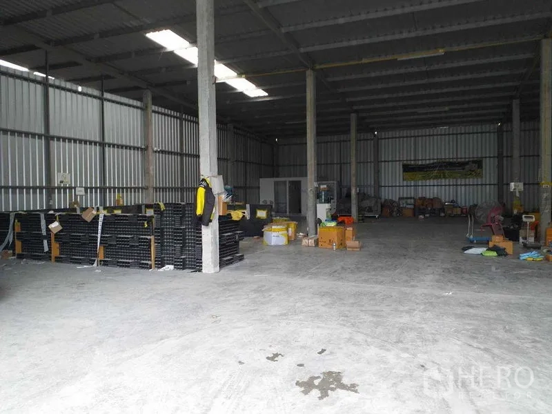 Warehouse for rent in Pak Kret, Nonthaburi - Open-plan warehouse interior with high ceiling, skylights, and durable concrete floor.