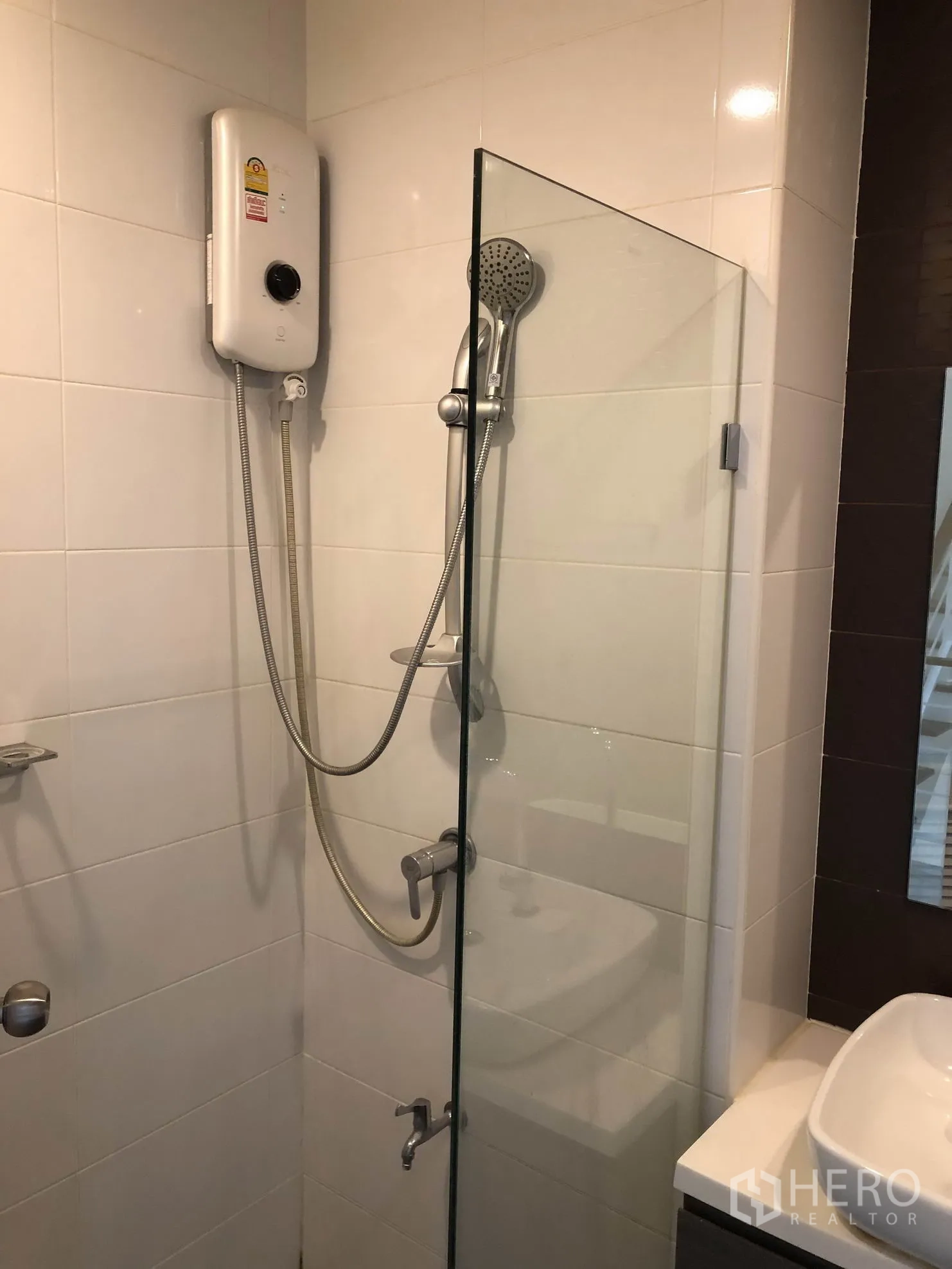 ทาวน์เฮาส์ ให้เช่าในBang Kapi, Bangkok - ห้องน้ำปูกรับเบื้องพร้อมฉากกั้นอาบน้ำกระจกและเครื่องทำน้ำอุ่น