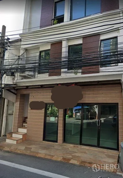 พื้นที่ขายปลีก ให้เช่าในKhlong Toei, Bangkok - ด้านหน้าร้านระดับถนน พร้อมประตูกระจกบานเลื่อนกว้างและพื้นกระเบื้อง ในเขตวัฒนา กรุงเทพฯ