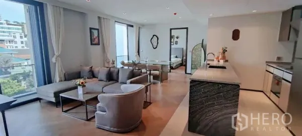 คอนโด ให้เช่าในWatthana, Bangkok - ภาพกว้างของโถงรับแขก-ทานอาหาร-ครัวที่สว่างโปร่ง