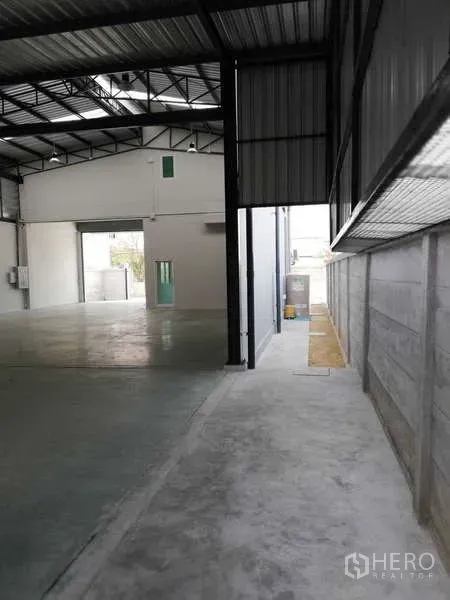 工厂 出租或出售在Ban Phaeo, Samut Sakhon - 沿仓库墙面的侧向通道，带通风板通往后方