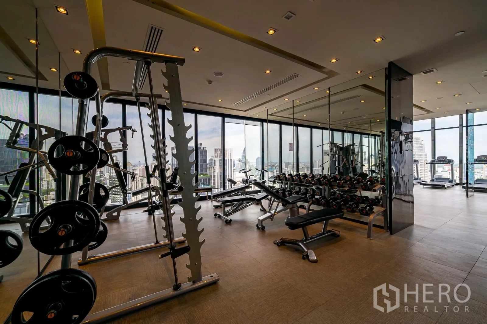 คอนโด ให้เช่าในWatthana, Bangkok - ฟิตเนสพร้อมดัมเบลและวิวเมืองผ่านผนังกระจก