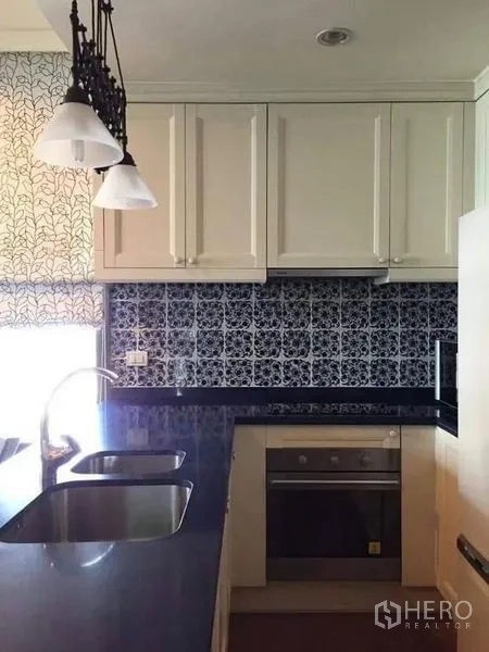 คอนโด ให้เช่าในKhlong Toei, Bangkok - ครัวบิวท์อินพร้อมท็อปหิน อ่างล้างจาน เตาอบ และโคมไฟแขวน