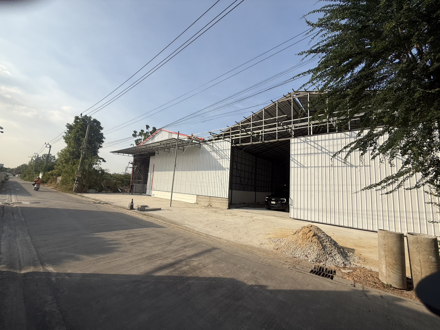 Warehouse for rent in Saphan Sung, Bangkok - Metal-clad warehouse with large sliding doors and loading apron on a quiet street in Saphan Sung, Bangkok.