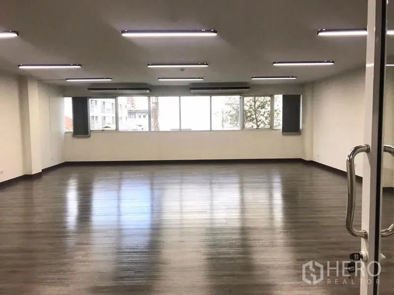 Office Space for rent in Bangkok Noi, Bangkok - 80 sqm office viewed from glass entry doors, bright natural light through full‑length windows.