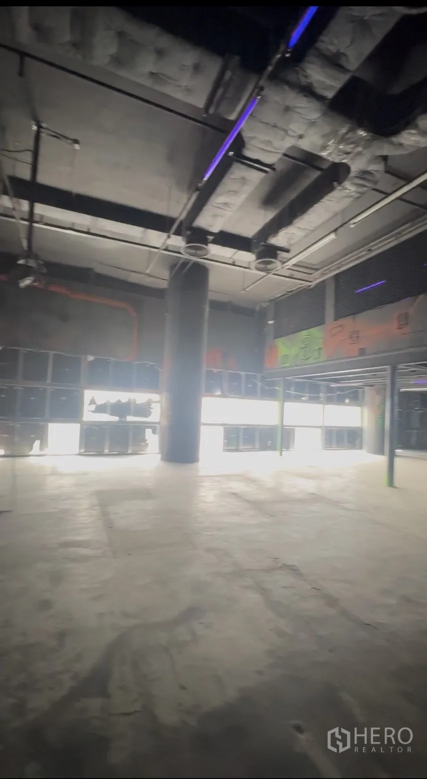 零售空间 出租在Khlong Toei, Bangkok - 明亮开间，落地窗、外露风管与钢柱支撑。