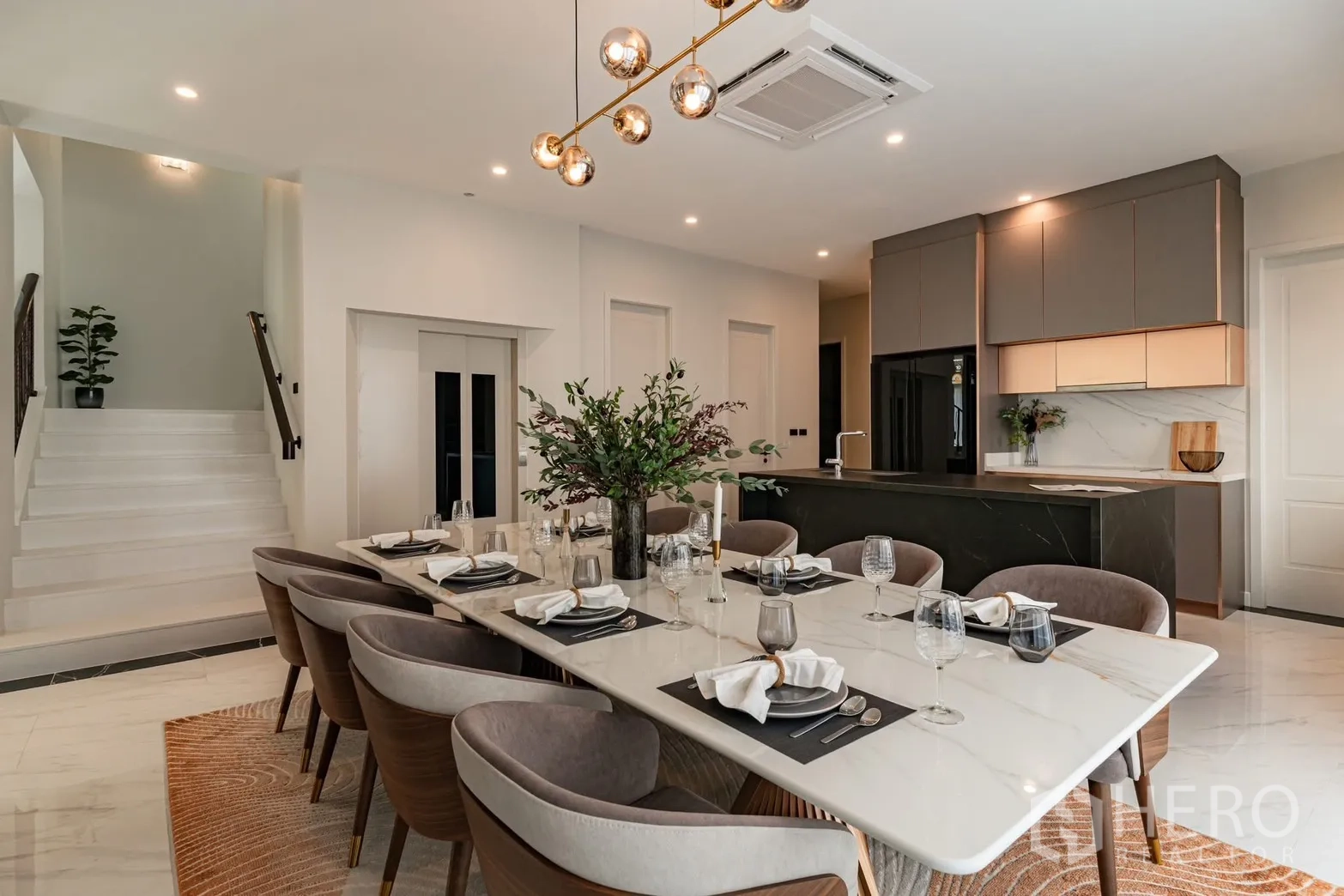 บ้านเดี่ยว for rent or sale in Saphan Sung, Bangkok - พื้นที่รับประทานอาหารสำหรับแปดที่นั่งติดกับครัวและบันได