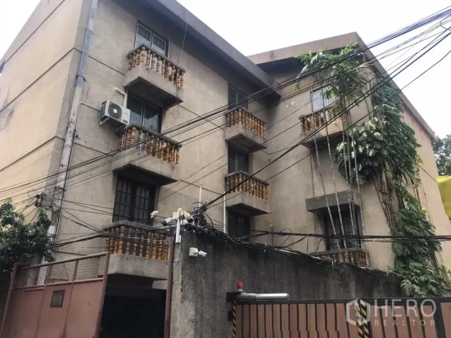 สำนักงานที่บ้าน ให้เช่าในKhlong Toei, Bangkok - อาคารโฮมออฟฟิศหลายชั้น ภายนอกคอนกรีต มีระเบียง ประตูรั้ว และสายไฟ บรรยากาศย่านสุขุมวิท