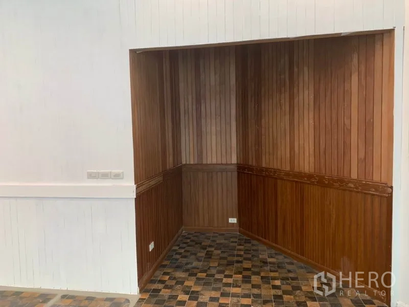 零售空间 出租在Khlong Toei, Bangkok - 木质镶板凹槽空间，可作储物或功能角落，配方格地砖。