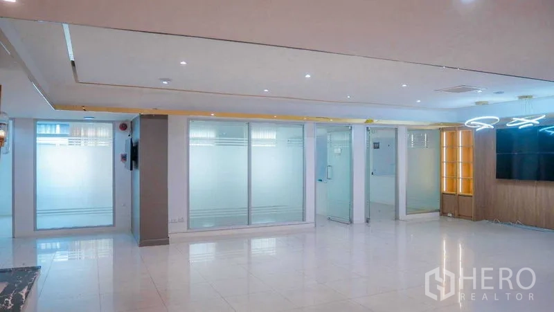 สำนักงาน ให้เช่าในChatuchak, Bangkok - ชั้นสำนักงานกว้าง มีห้องส่วนตัวหลายห้องหลังแผงกระจกฝ้าและไฟดาวน์ไลท์