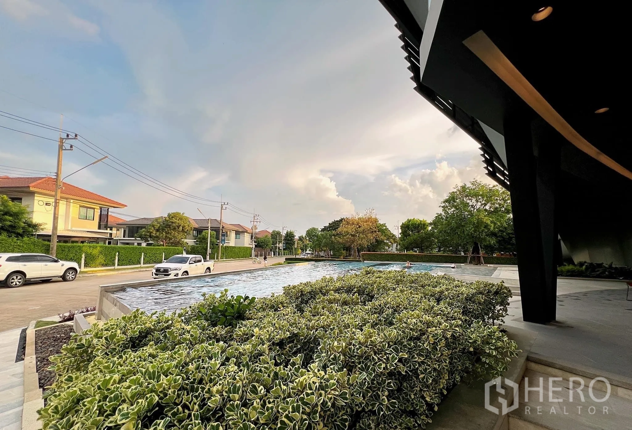 บ้าน ให้เช่าหรือขายในLam Luk Ka, Pathum Thani - คลับเฮาส์โครงการ พร้อมสระน้ำตกแต่งและสวนสวย