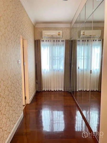 独立式住宅 出租在Mueang Nonthaburi, Nonthaburi - 衣帽走廊设镜面衣柜，窗户引入自然光。