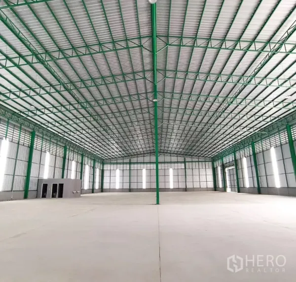 คลังสินค้า ให้เช่าในBang Bon, Bangkok - พื้นที่โกดังขนาดใหญ่แบบโอเพ่นแพลน เสากลาง พื้นเรียบ และหลังคาเมทัลชีทกันความร้อน