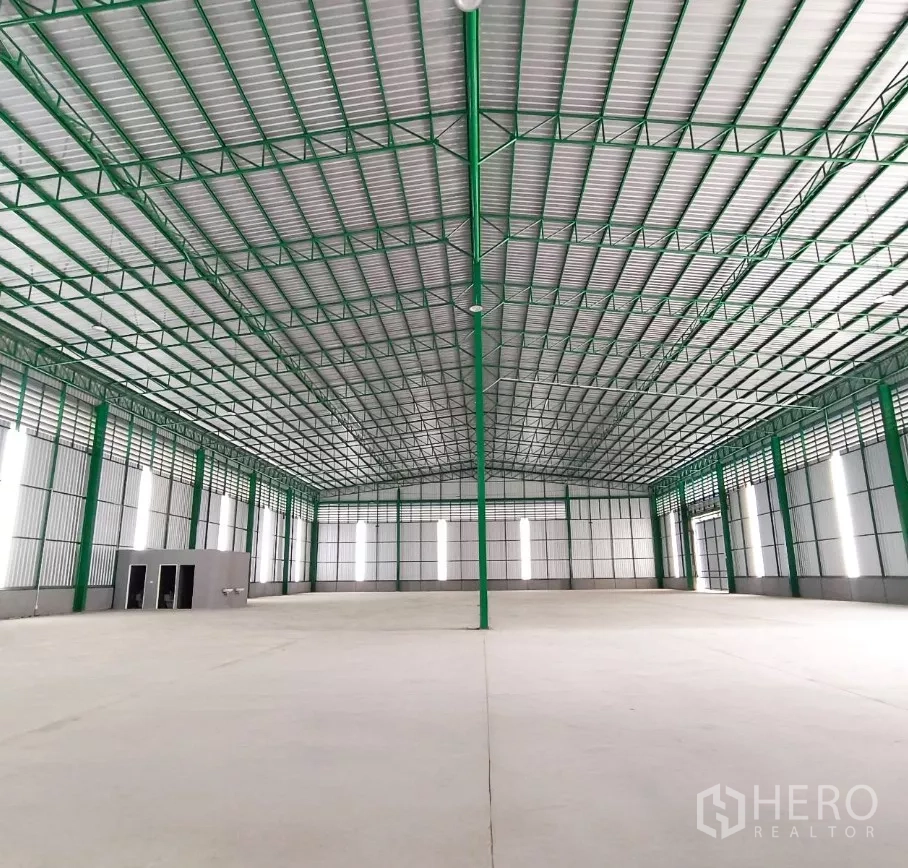 คลังสินค้า ให้เช่าในBang Bon, Bangkok - พื้นที่โกดังขนาดใหญ่แบบโอเพ่นแพลน เสากลาง พื้นเรียบ และหลังคาเมทัลชีทกันความร้อน